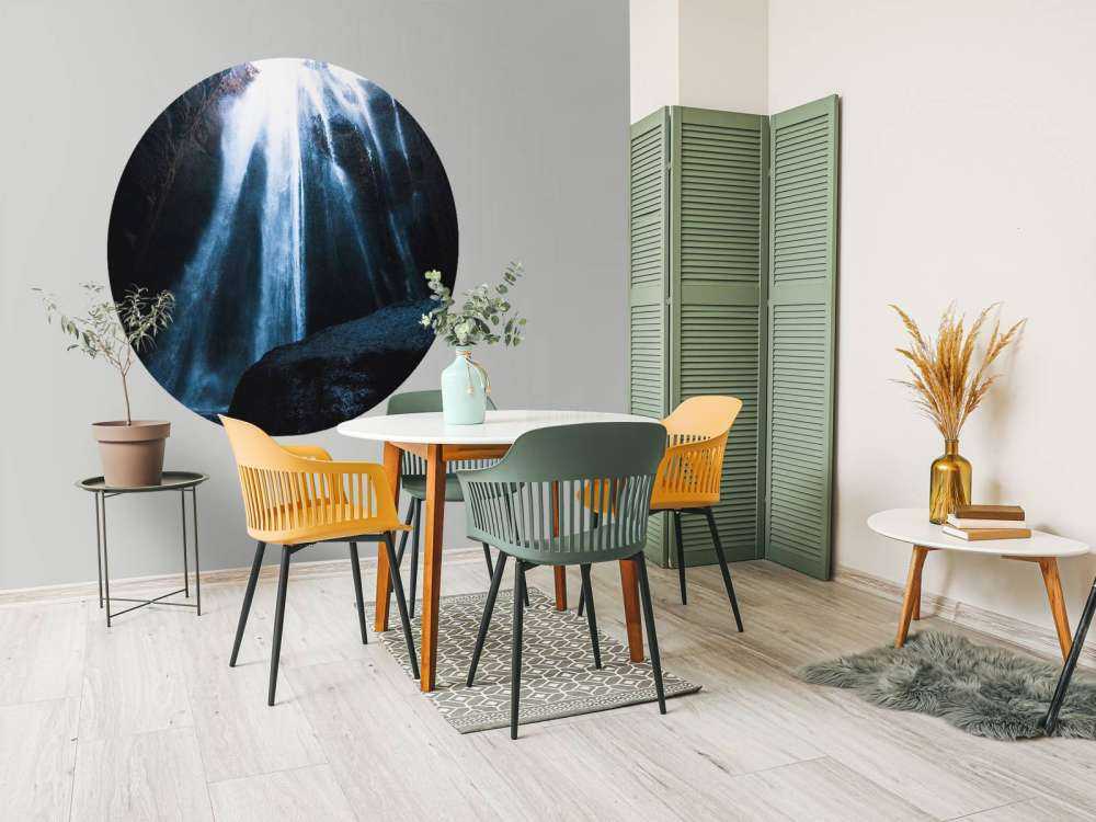 Waterval naar een donkere grot