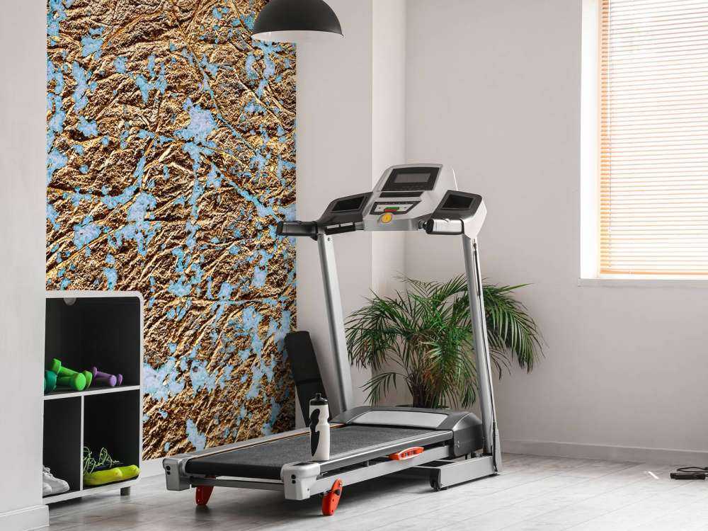 Slordige blauwe muur met goud