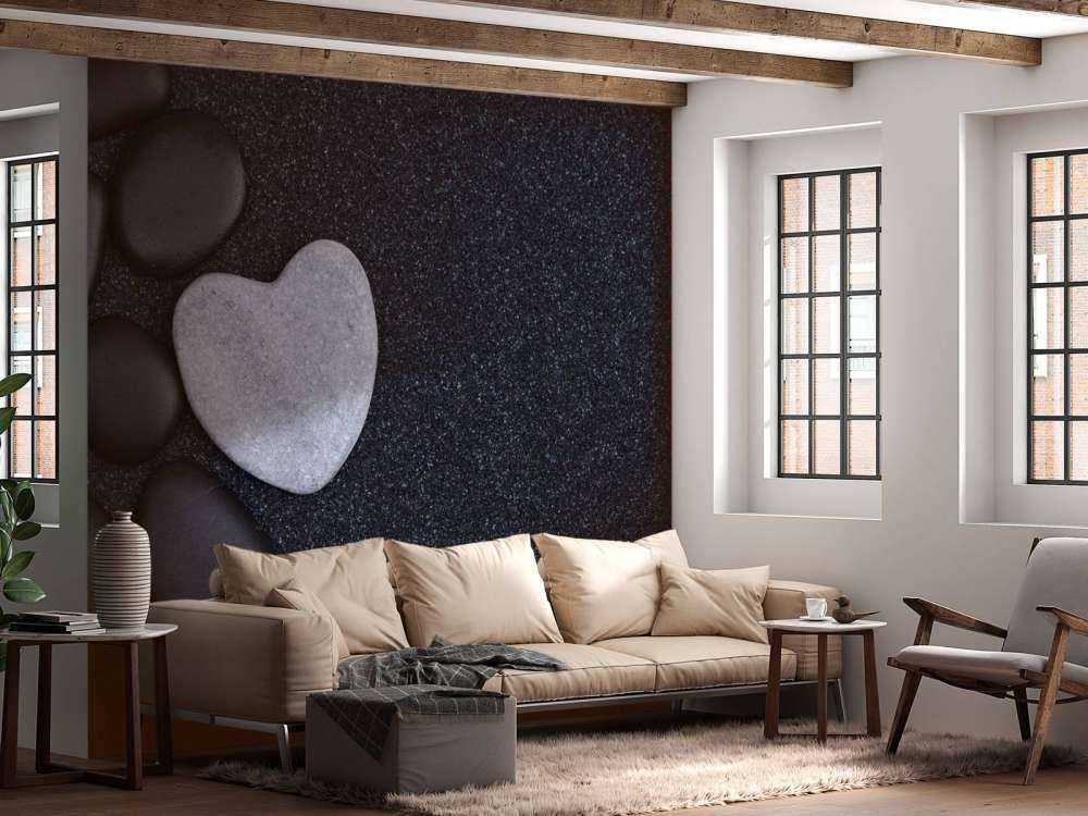 Zwarte stenen met grijze hartvormige steen