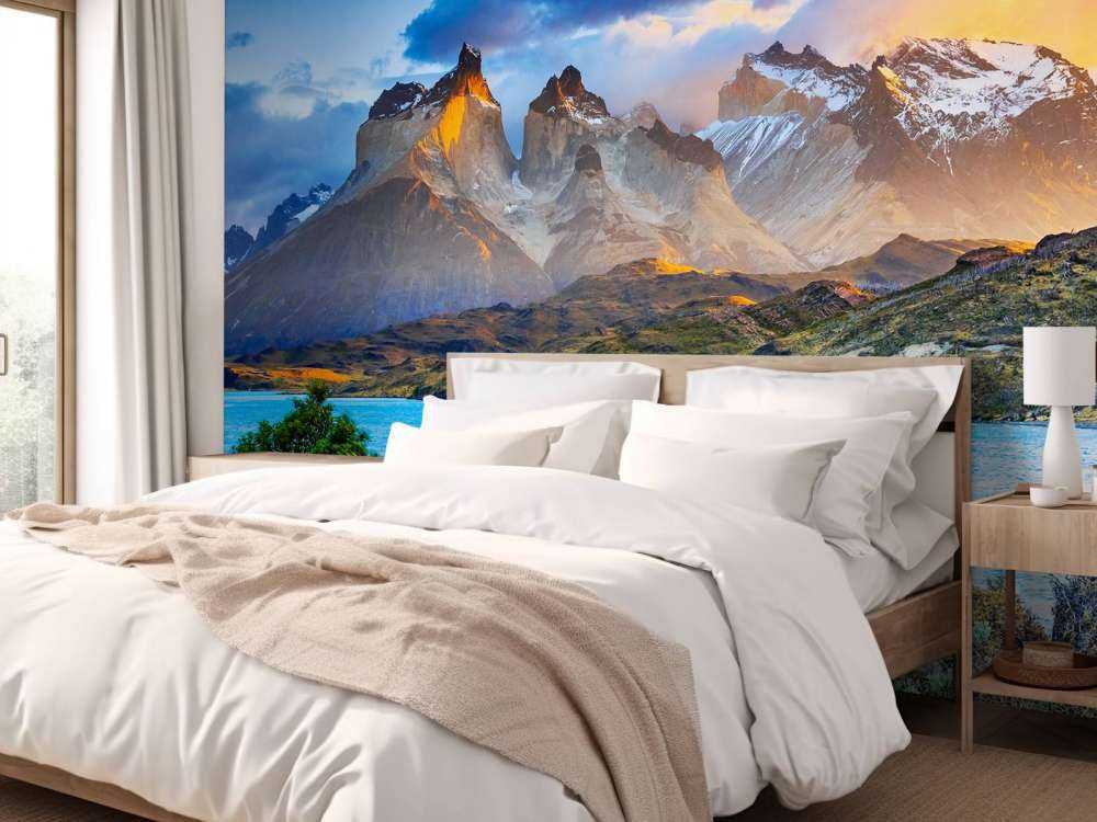 Vulkaan met een meer op de voorgrond