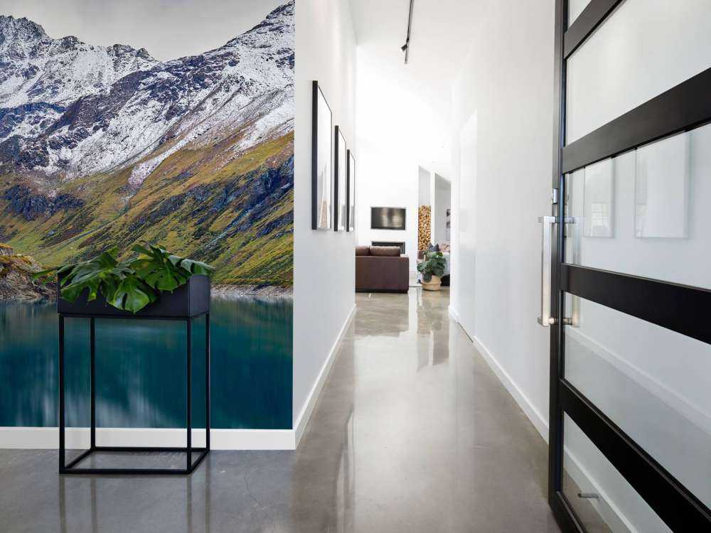 Bergtoppen met sneeuw bij bergmeer