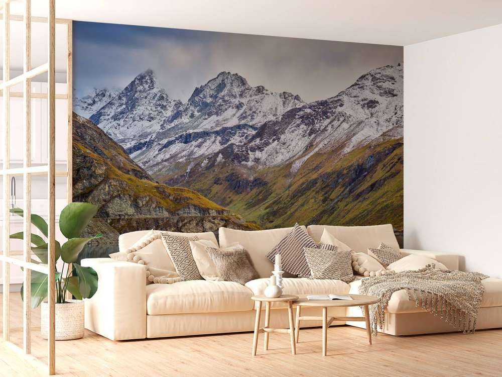 Bergtoppen met sneeuw bij bergmeer