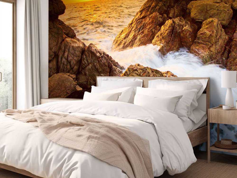 Zee met rotsen bij zonsondergang