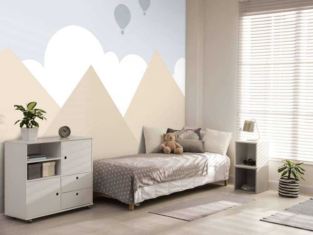 Hoge bergen met luchtballonnen