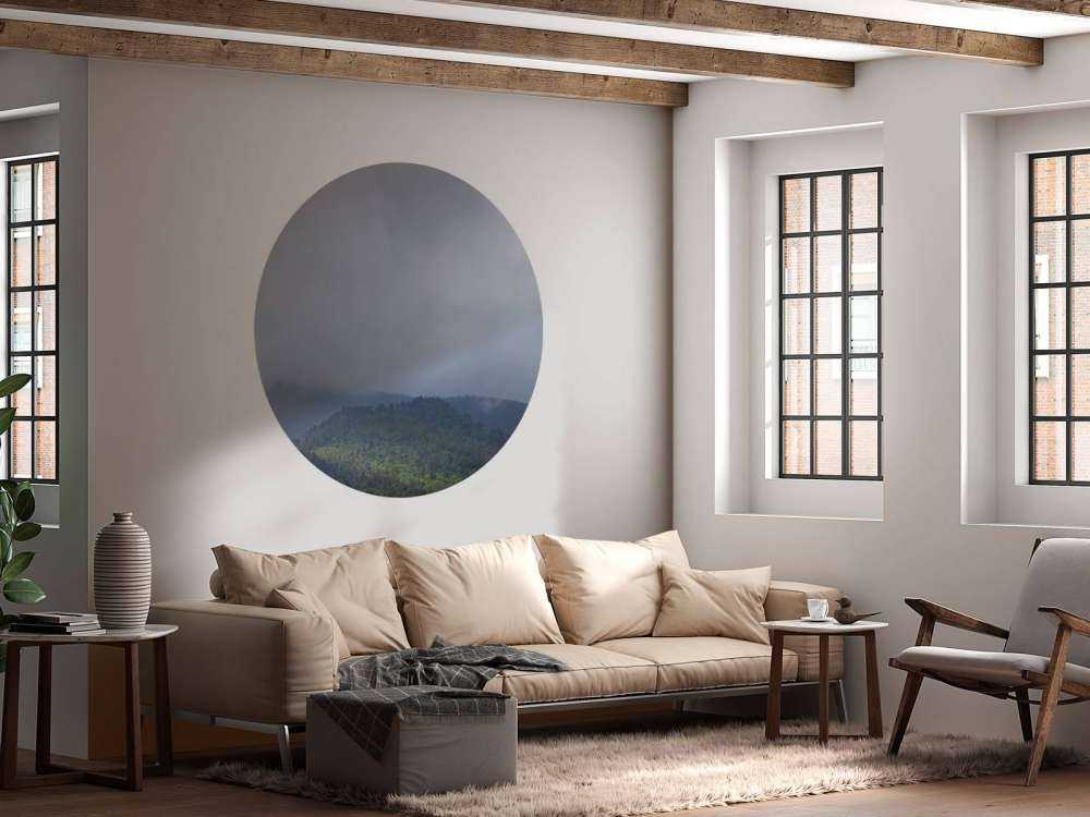 Wolken boven bomen in de bergen