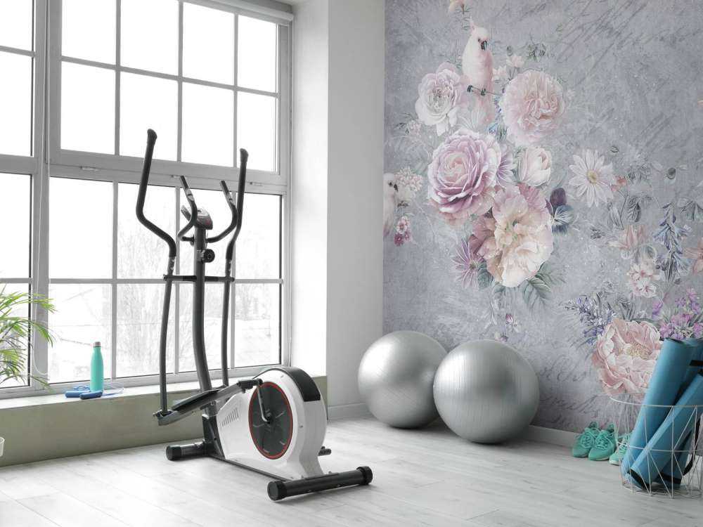 Papegaaien tussen bloemen