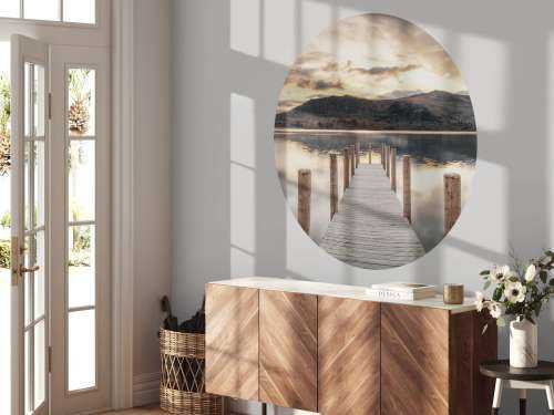 Houten steiger aan een meer