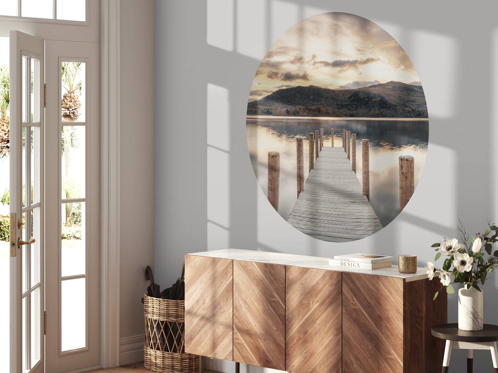 Houten steiger aan een meer