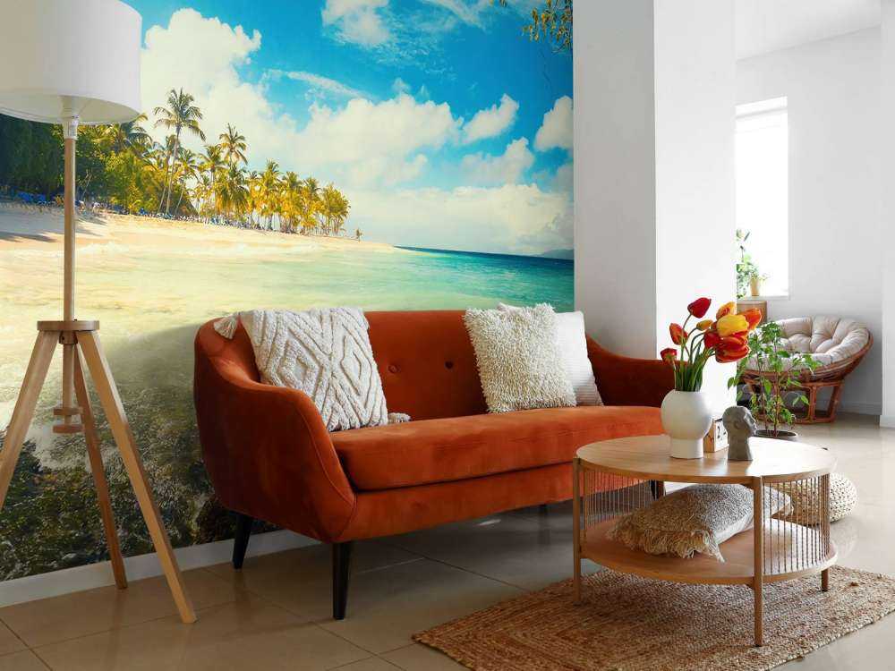 Wit strand met een kleurrijke zee