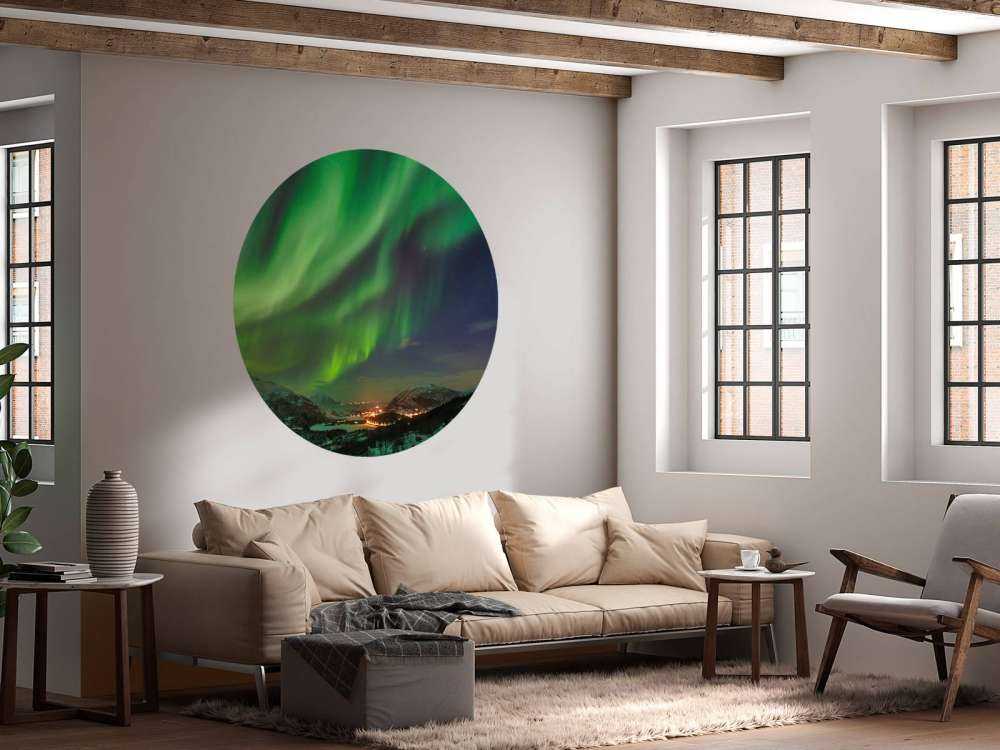 Verlichte stad door het Noorderlicht