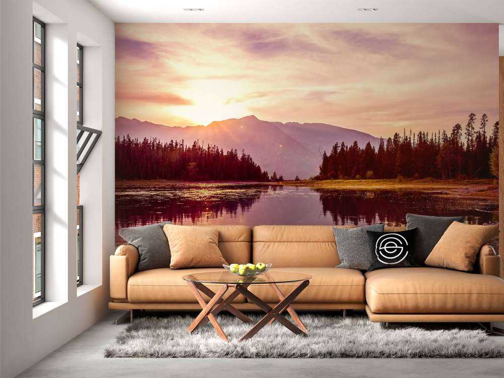 Meer met bergen op de achtergrond