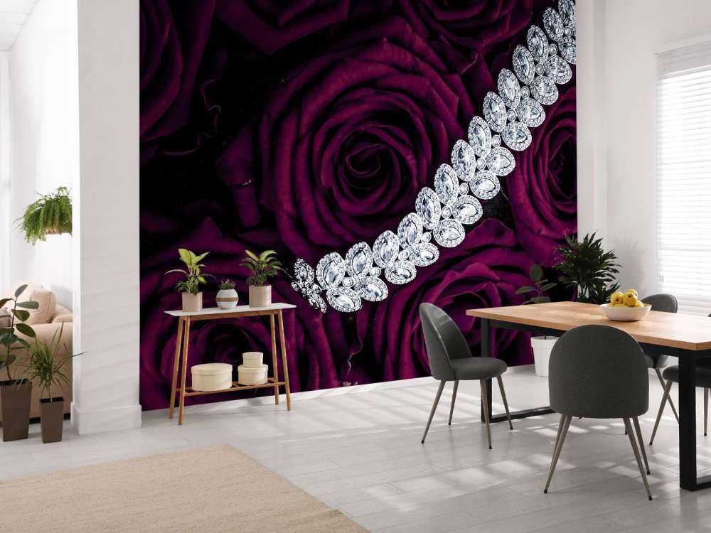 Rode rozen met een diamanten ketting erop