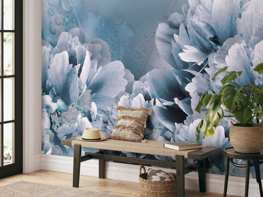 Lichtkleurige bloemen met een blauwe achtergrond