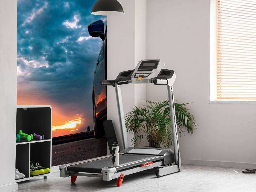 Een blauwe SUV met een unieke lucht op de achtergrond