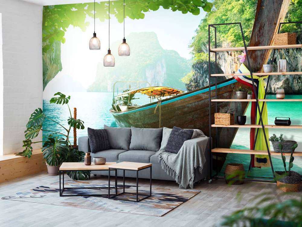 Thaise boot met eilanden op de achtergrond