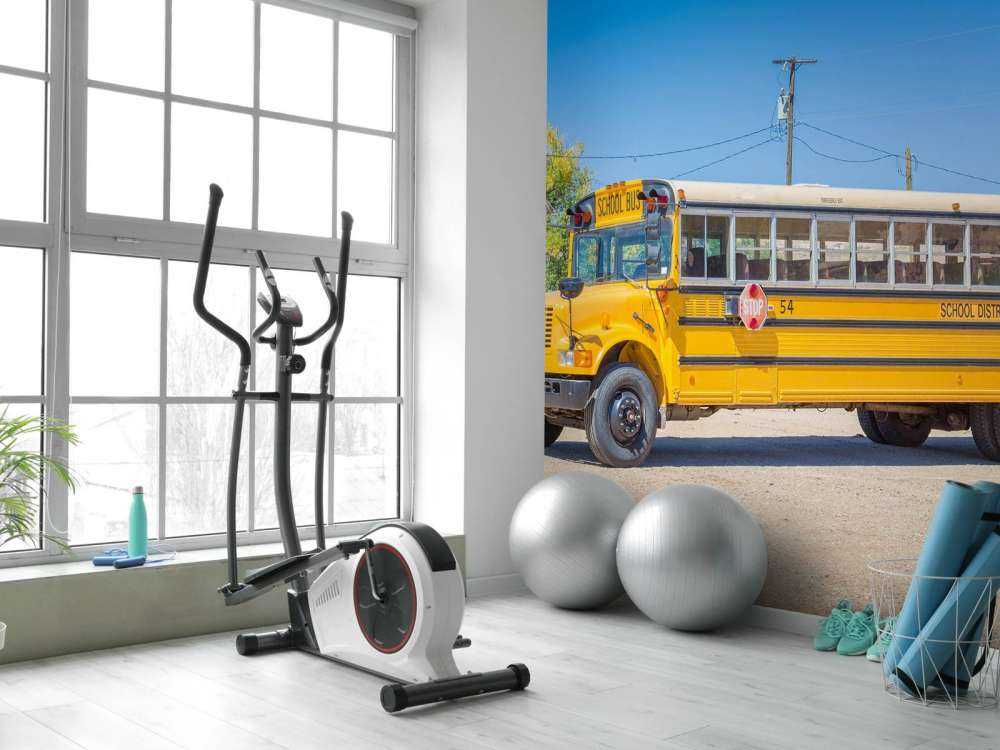 Traditionele gele schoolbus op een parkeerterrein