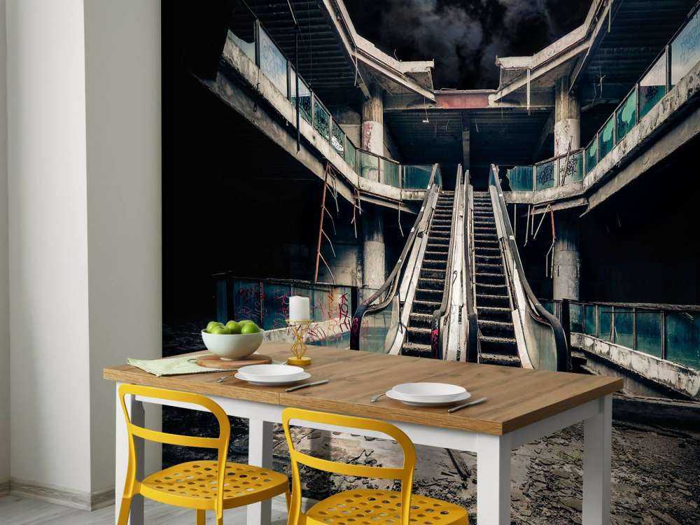 Verlaten gebouw met roltrappen bij volle maan