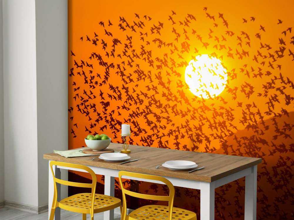 Grote groep vogels bij zonsondergang