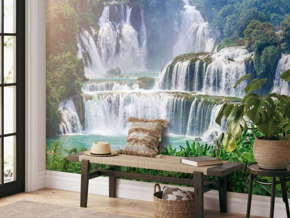 Prachtige waterval in de bergen