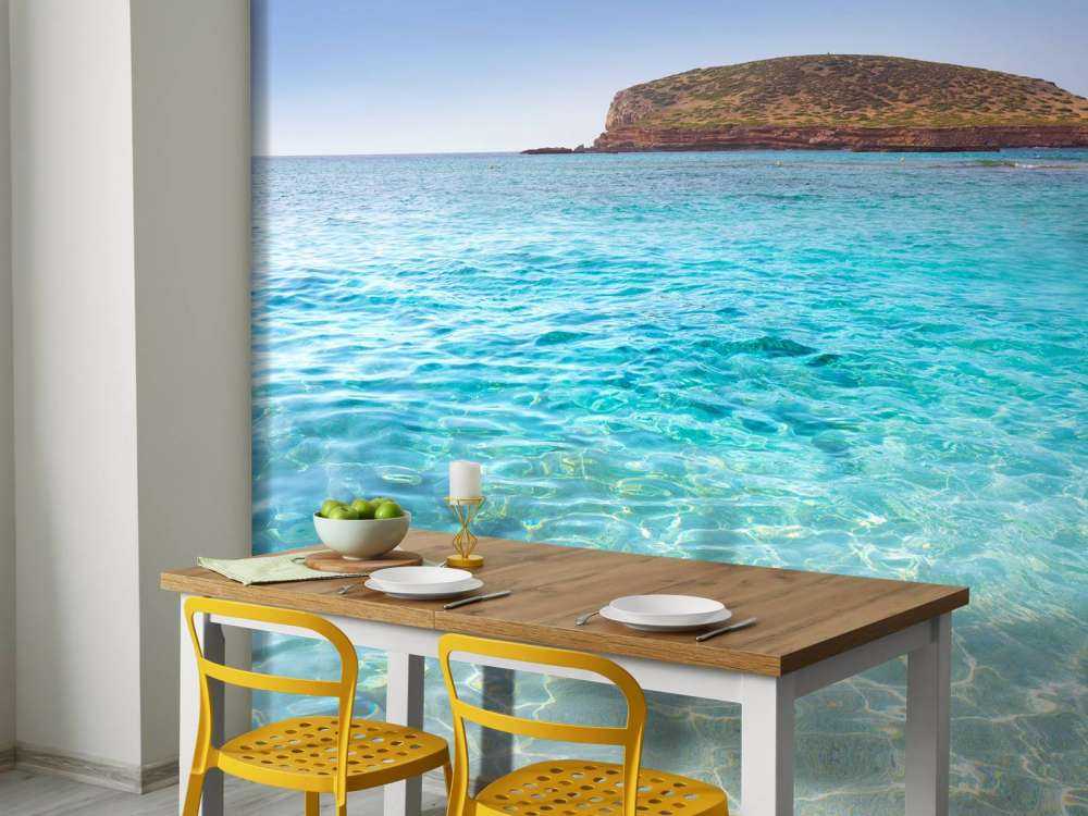 Blauw water met eiland