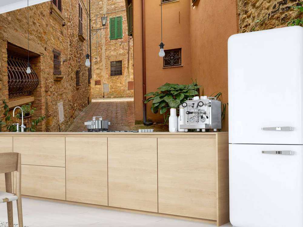 Straatje met planten en bloemen