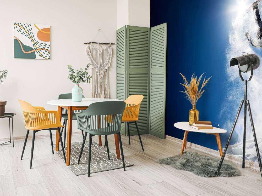 Snowboarder maakt een backflip