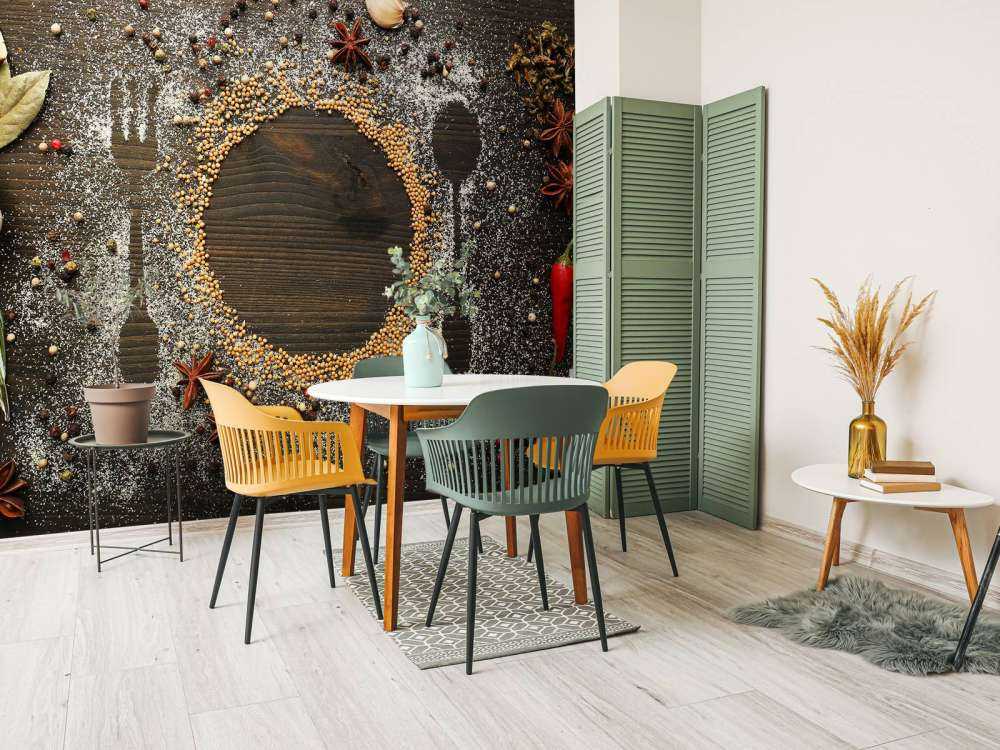 Kruiden op een eettafel