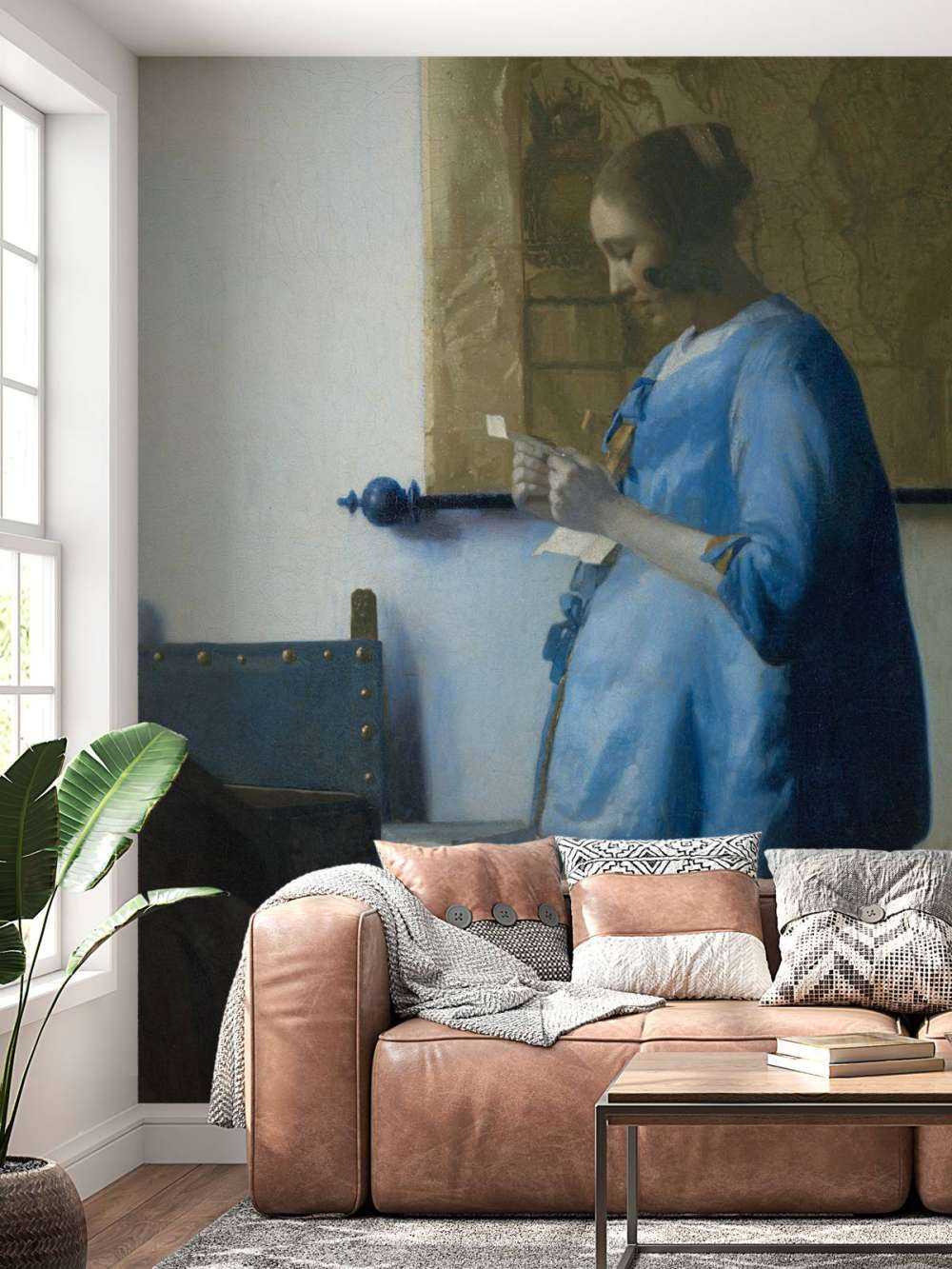 Brieflezende vrouw in het blauw