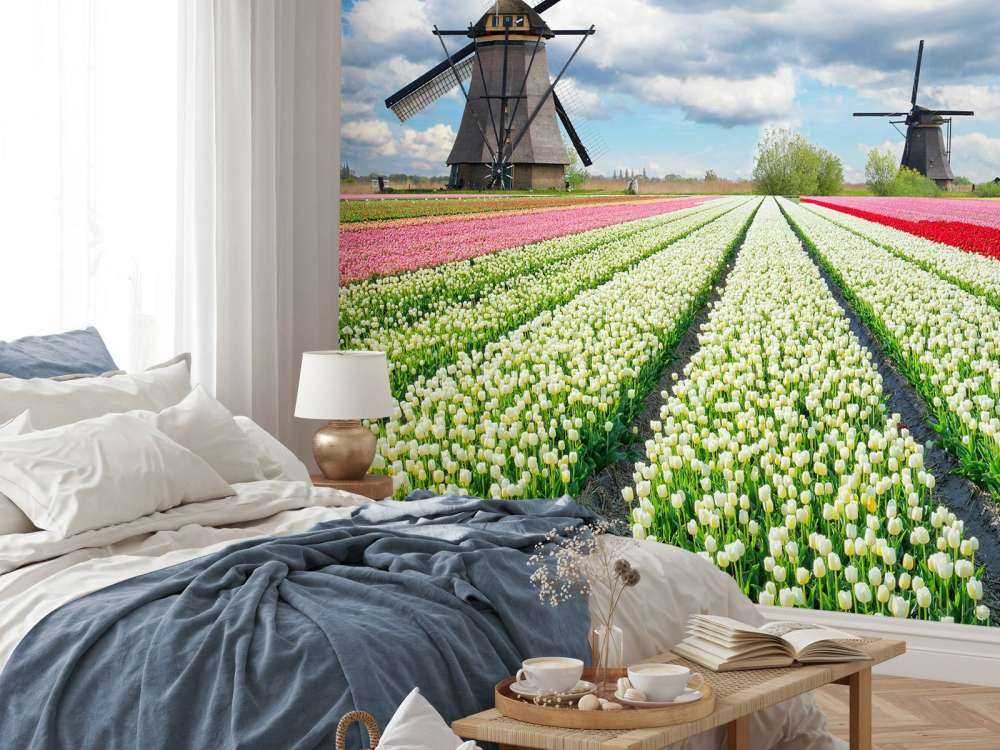 Tulpenveld onder een bewolkte hemel