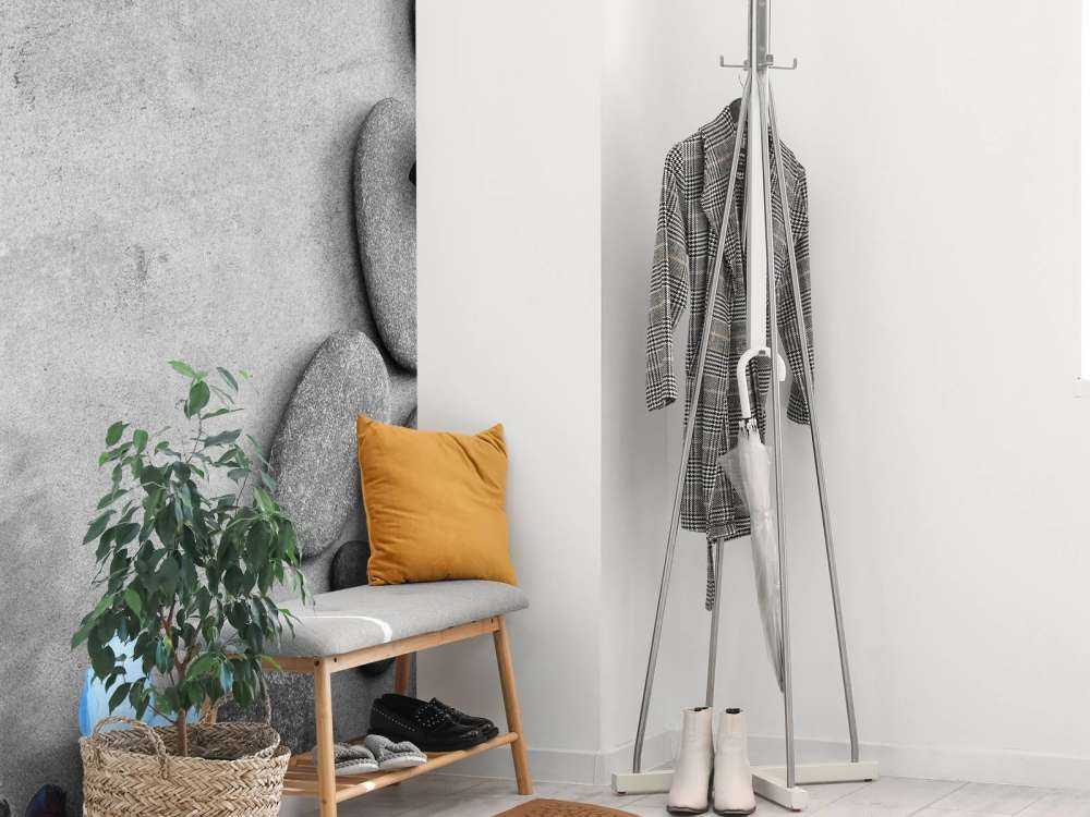 Grijze stenen met een blauwe vlinder en bloemen