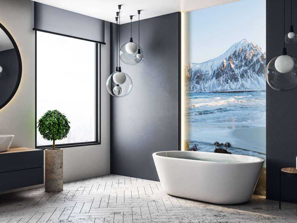 Grote ingesneeuwde rots in Noorwegen