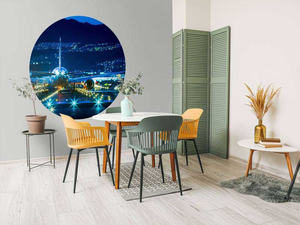 Vliegtuig op een verlicht vliegveld