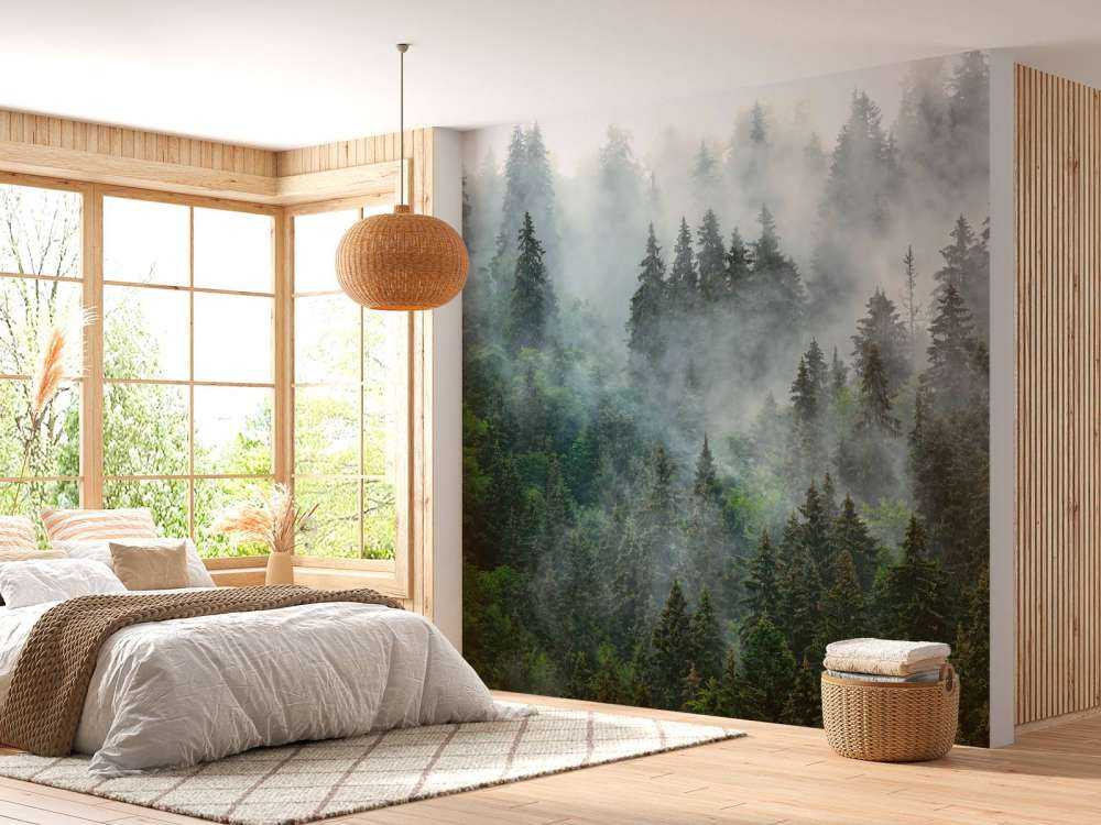Mistig landschap met groene bomen