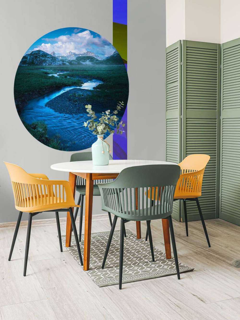 Bergbeek onder blauwe avondlucht