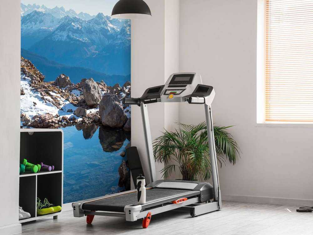 Bergmeer tussen sneeuwtoppen