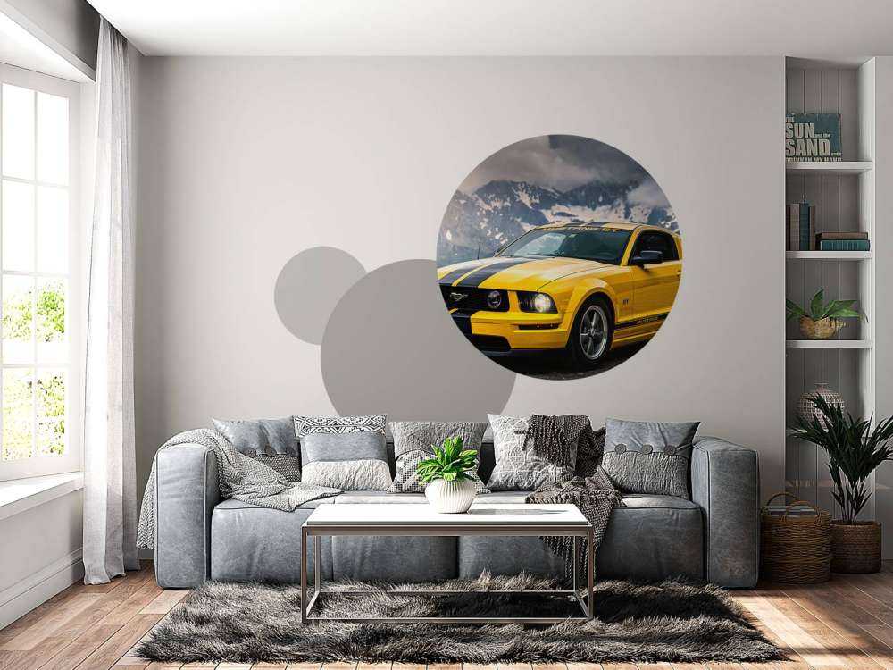 Gele mustang in berglandschap