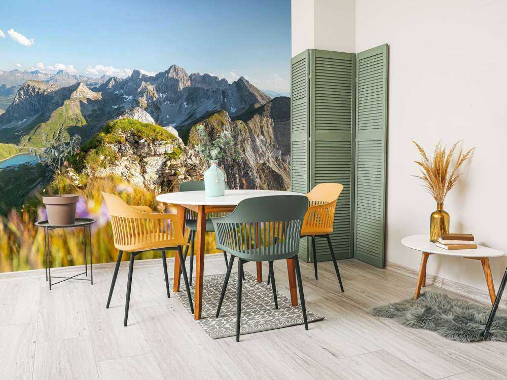 Zomerse alpentoppen met bloemen