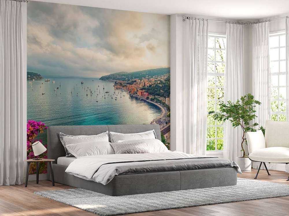 Bloemenkust aan turquoise baai