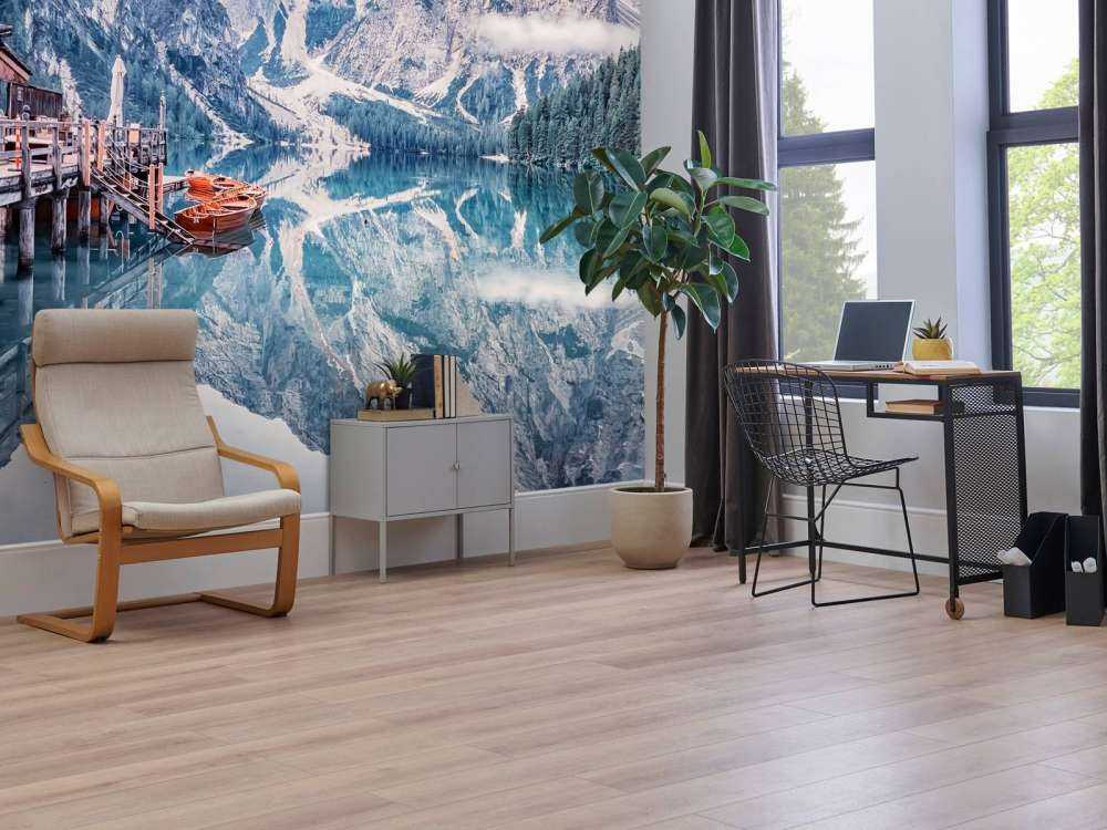 Bergmeer bij houten steiger