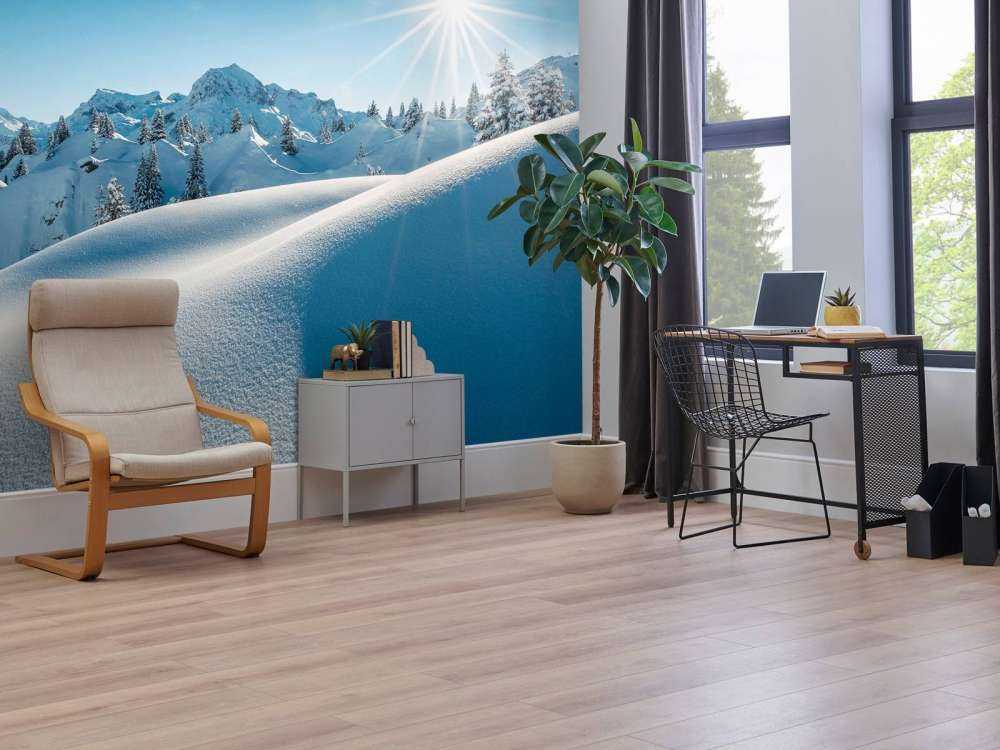 Zonlicht over glinsterende sneeuwheuvels