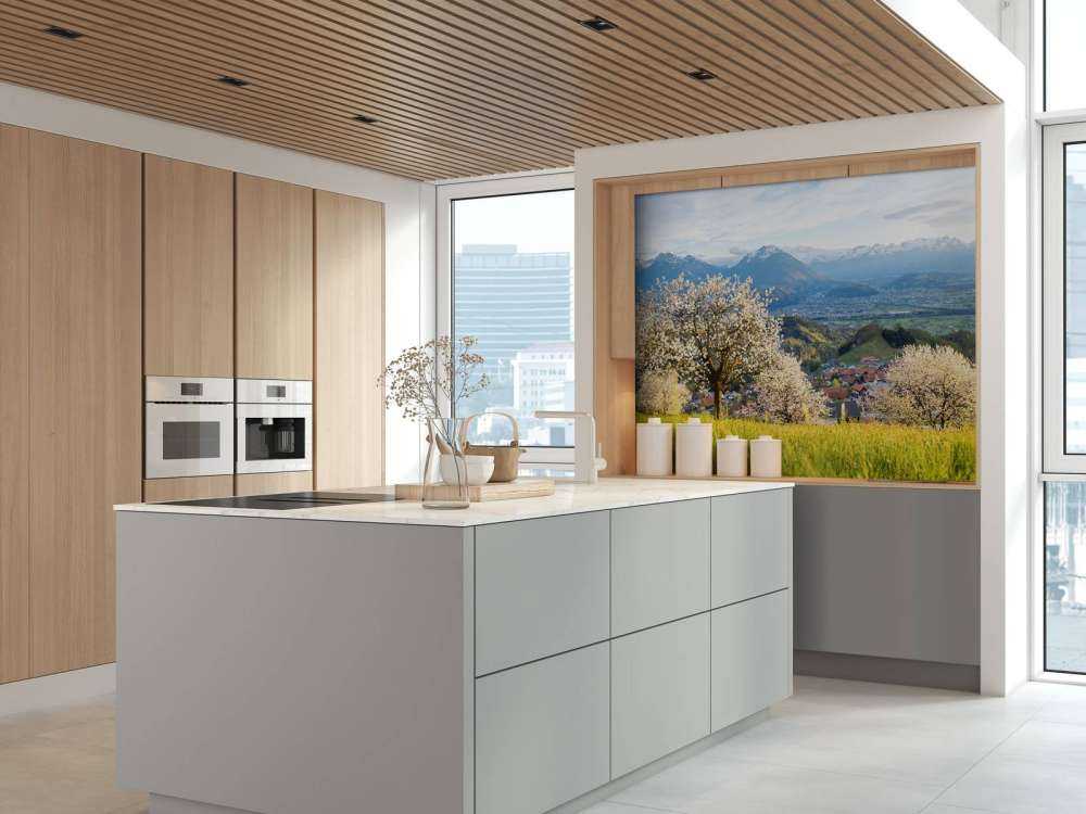 Bloesemheuvels met alpenuitzicht