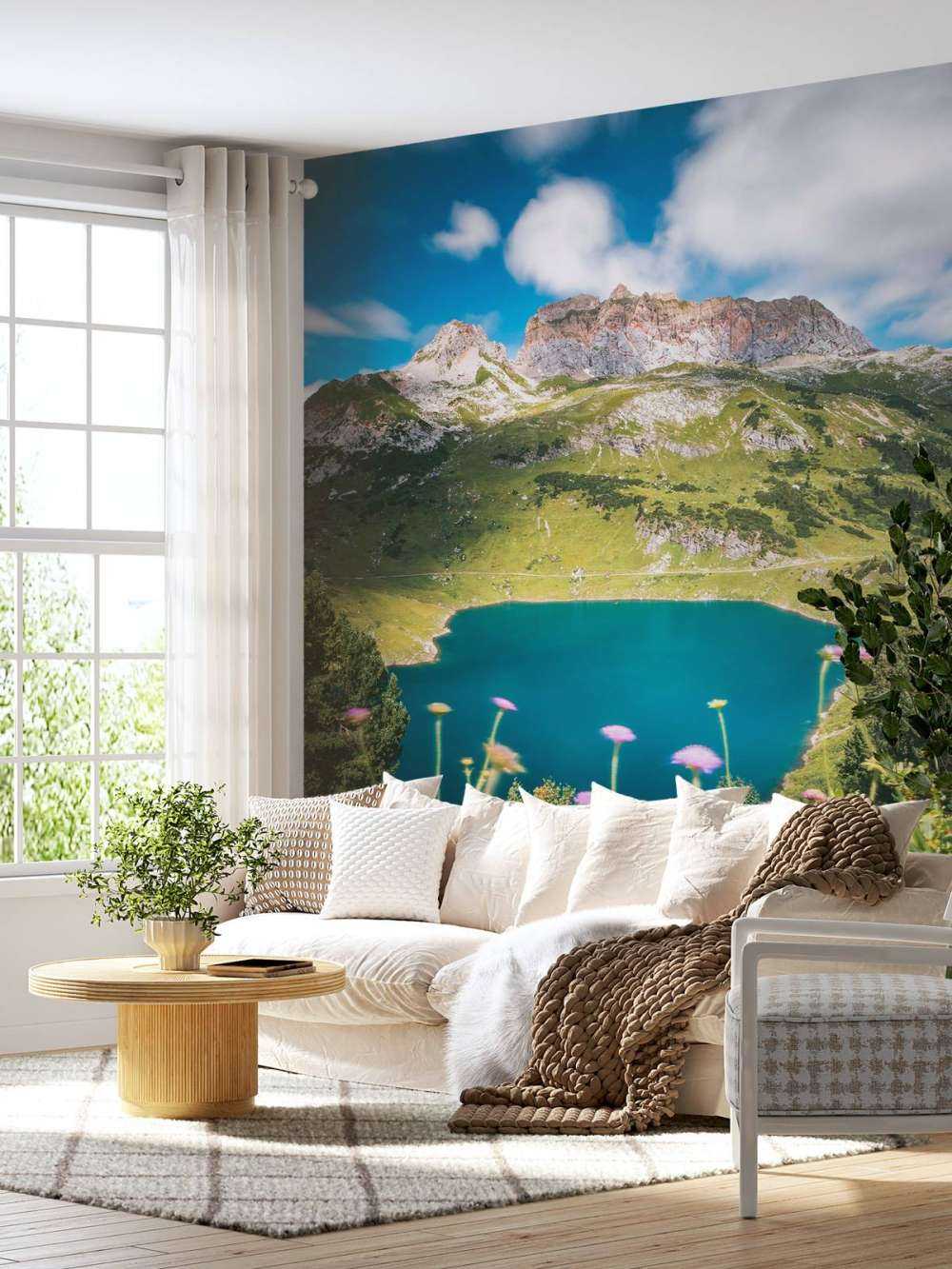 Bloemenweide aan helder bergmeer