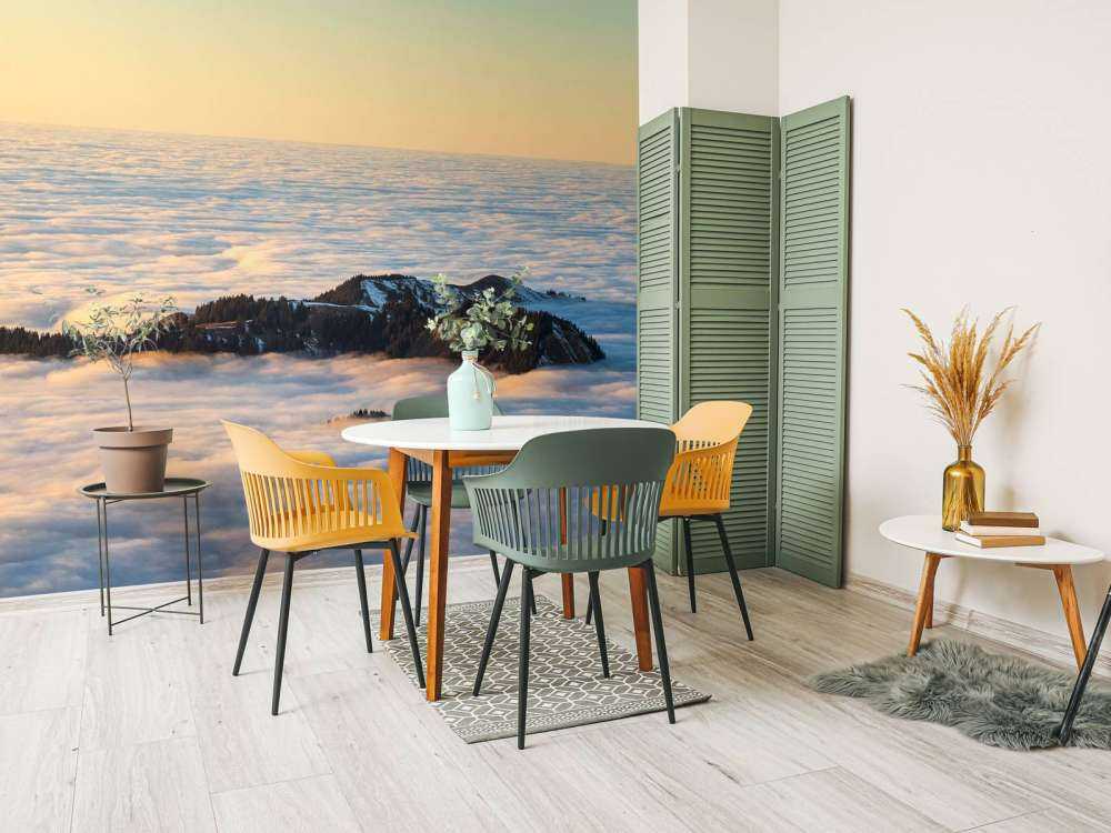 Bergkam drijvend in wolkenzee