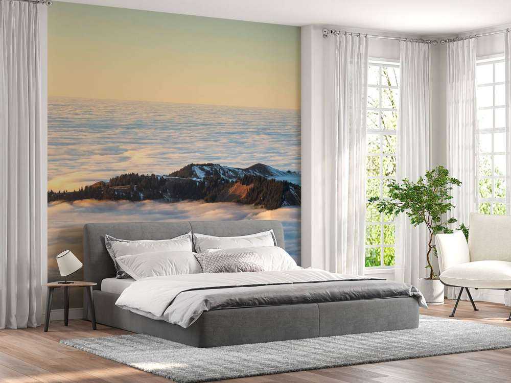 Bergkam drijvend in wolkenzee