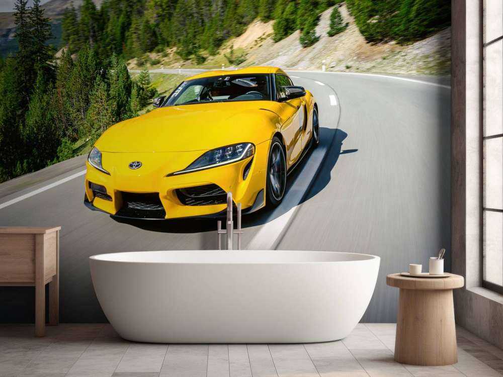 Gele Toyota Supra in bergen