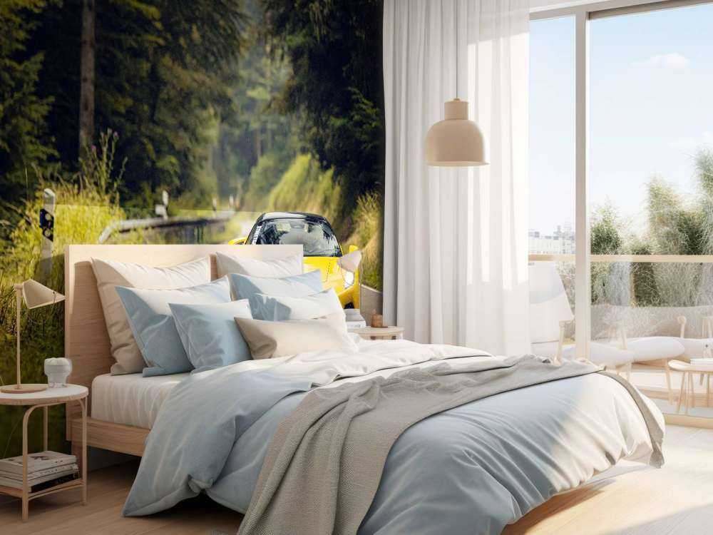 Gele Maserati in het groene woud