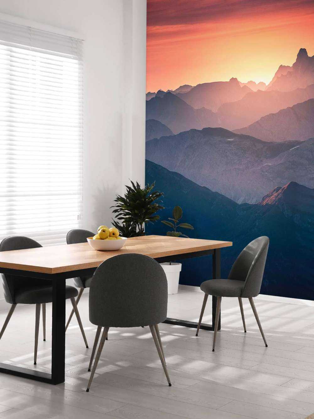 Zonsopkomst over paarse bergflanken