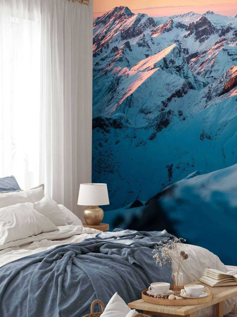 Sneeuwbergen bij roze ochtendlucht