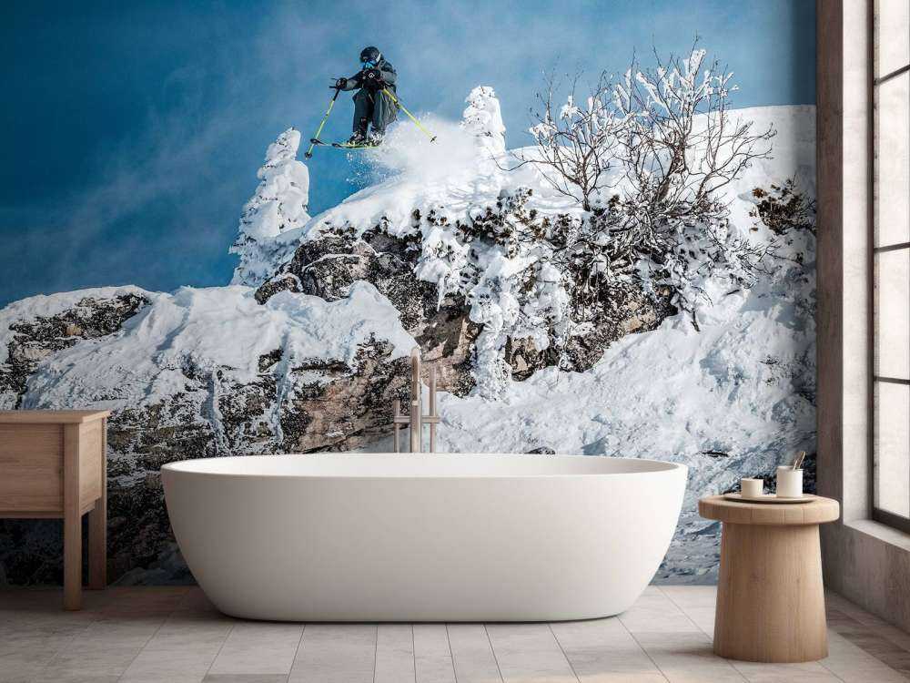 Freestyle skiër in besneeuwde bergwereld