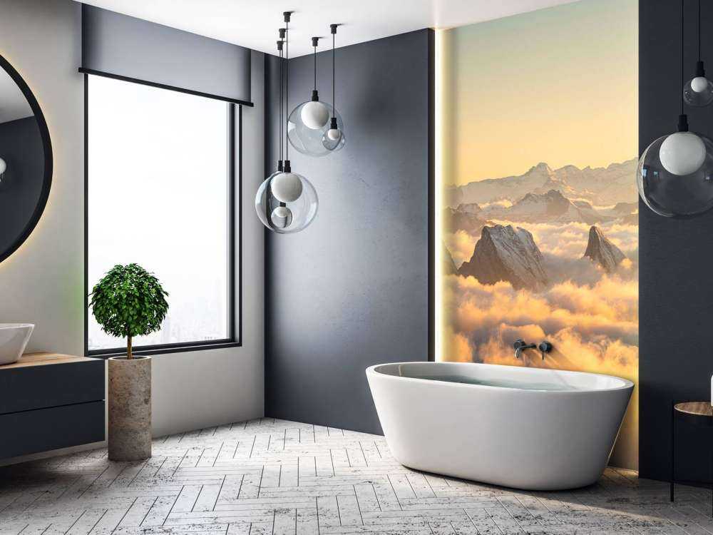 Bergpieken boven gouden wolkenzee